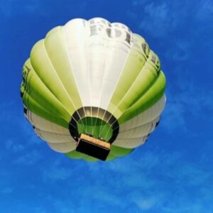 ballonvaart arrangement groene witte luchtballon in de blauwe lucht