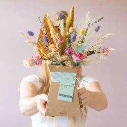 pastel droogbloemen vastgehouden