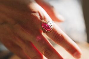 ring met een robijn cadeau ideeën 40 jarig jubileum werk vrouw